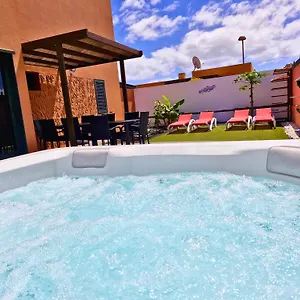 Sunrise Surf House, Big Garden, Hot Tub, Parking, Super-fast Free Wi-fi Casa vacanze